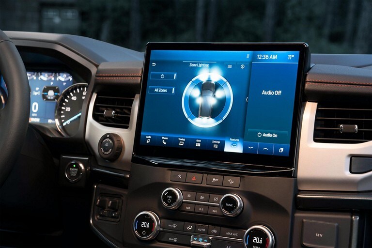 Primer plano de una pantalla táctil LCD en una SUV Ford Expedition 2023