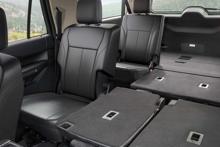 Vista interior de los asientos de banco plegables c/separación 60/40 en la tercera fila de una Ford Expedition 2023