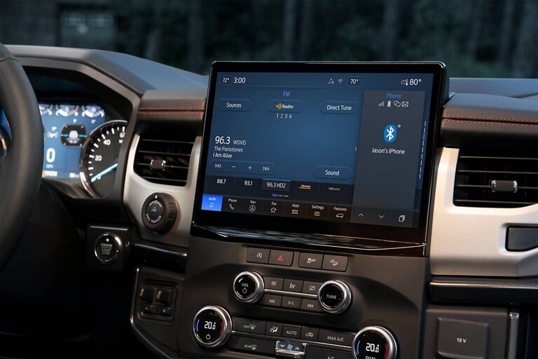 Interior de una Ford Expedition 2023 con un primer plano de SYNC® 4 en una Pantalla Táctil LCD