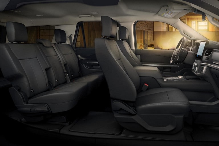 Vista interior de la capacidad de asientos para pasajeros dentro de una Ford Expedition 2023