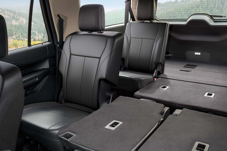 Vista interior de los asientos de banco plegables c/separación 60/40 en la tercera fila de una Ford Expedition 2024