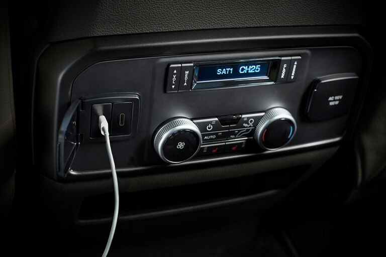Una SUV Ford Expedition 2024​​​​​​​ con cargador inalámbrico con puertos USB en la consola central