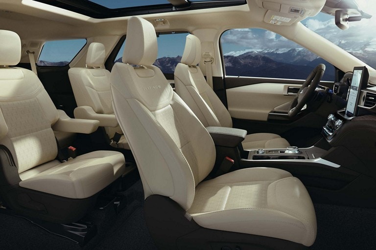 El interior de una SUV Ford Explorer® 2023 que muestra las superficies de los asientos de cuero con diseño tridiamante