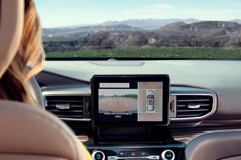 Cámara de 360 Grados con Pantalla Dividida de la SUV Ford Explorer® 2023