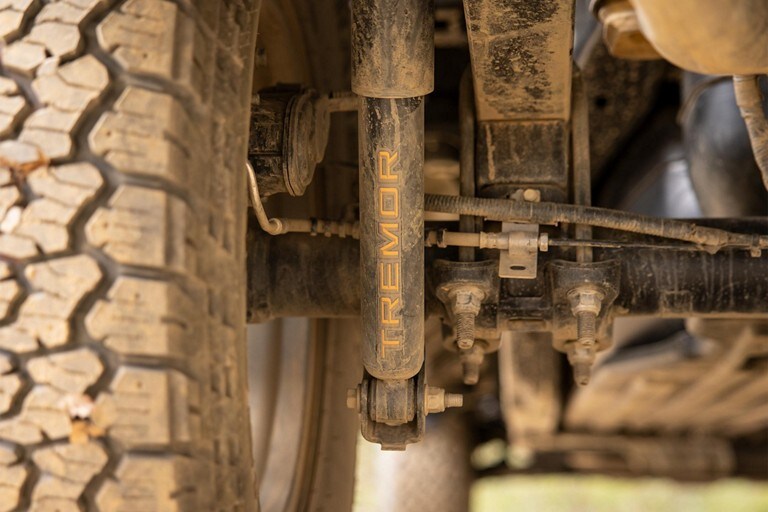 Primer plano de los amortiguadores de la Ford F-150® Tremor™ 2023 con logo en la parte trasera
