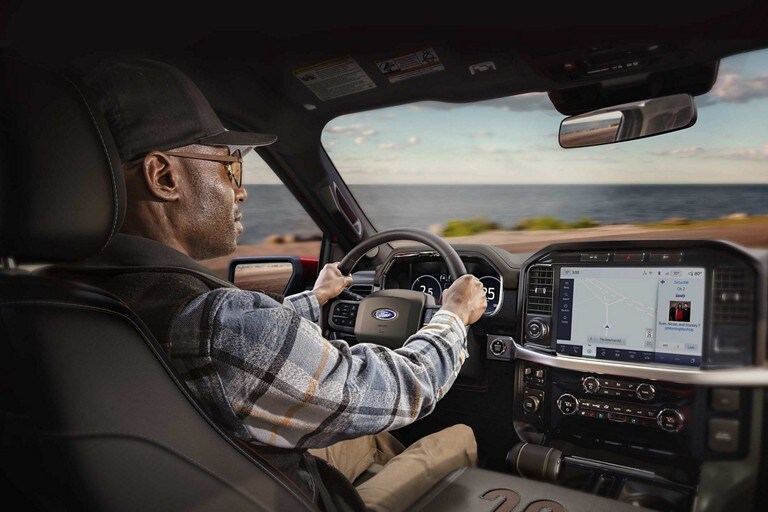 Un hombre detrás del volante de una Ford F-150® 2023
