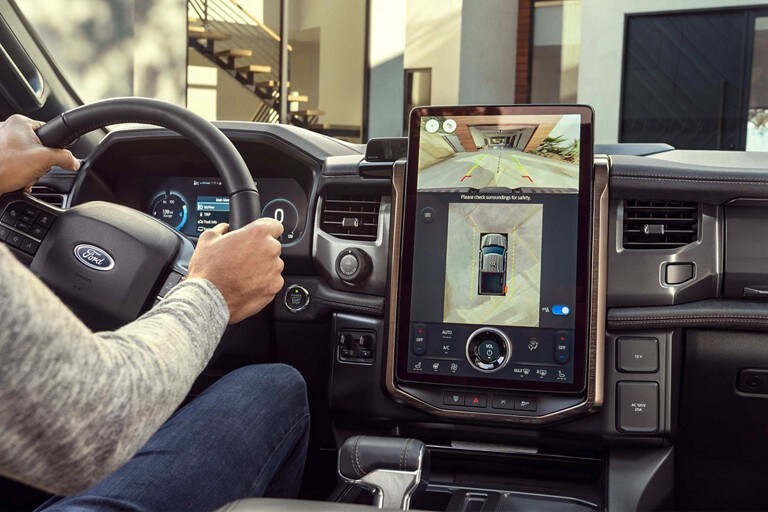Se muestra el interior de una Ford F-150 Lightning® 2023 con la pantalla central con una vista de 360 grados