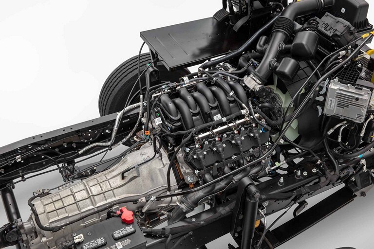 Primer plano del motor V8 de 7.3 litros estándar