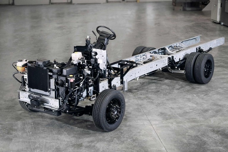Un Chasis Desnudo Ford 2023 en un depósito