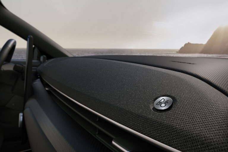 Primer plano de un altavoz B&O® en una Ford Mustang Mach-E® 2023