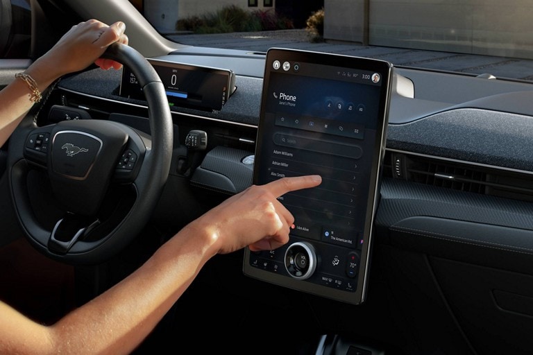 Se muestra una mano operando el sistema SYNC® 4A en una Ford Mustang Mach-E® 2023