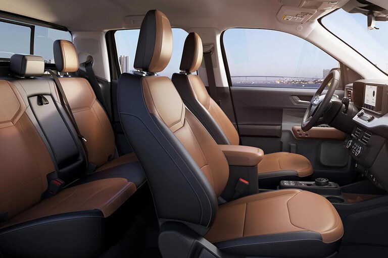 El interior de los asientos de una camioneta ​​​​​​​Ford Maverick® LARIAT® 2024
