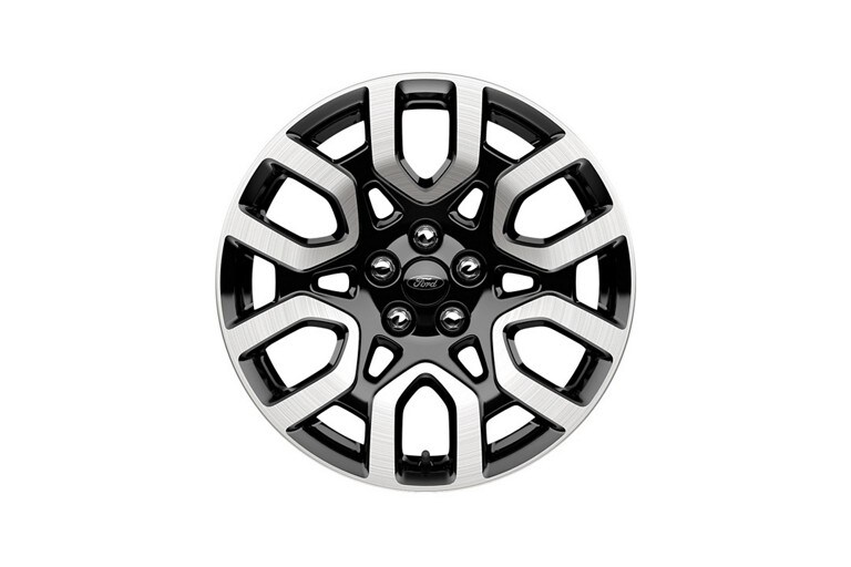 Primer plano de las Ruedas de Aluminio Brillante de 18” con Frente Maquinado de una camioneta Ford Maverick® LARIAT® 2024