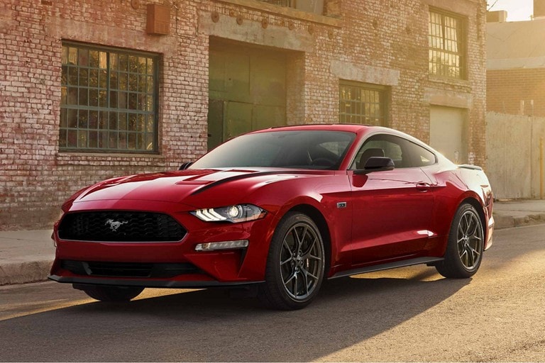 Ford Mustang® 2.3 L EcoBoost® 2023 en Race Red estacionado en una calle