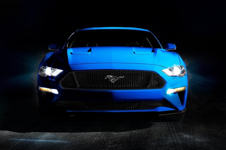 Una Ford Mustang® Coupe 2023 andando en un túnel