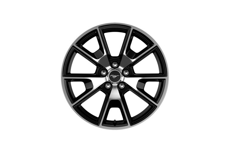 Ruedas de Aluminio con Frente Maquinado de 19” x 9” con tapas pintadas en Low-Gloss Ebony