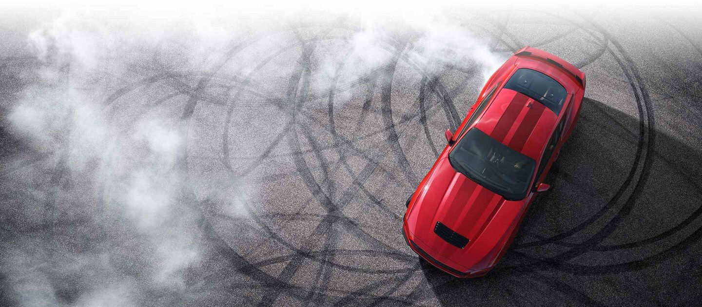 Vista superior del Ford Mustang® 2024​​​​​​​ con huellas de neumáticos en el pavimento​​​​​​​
