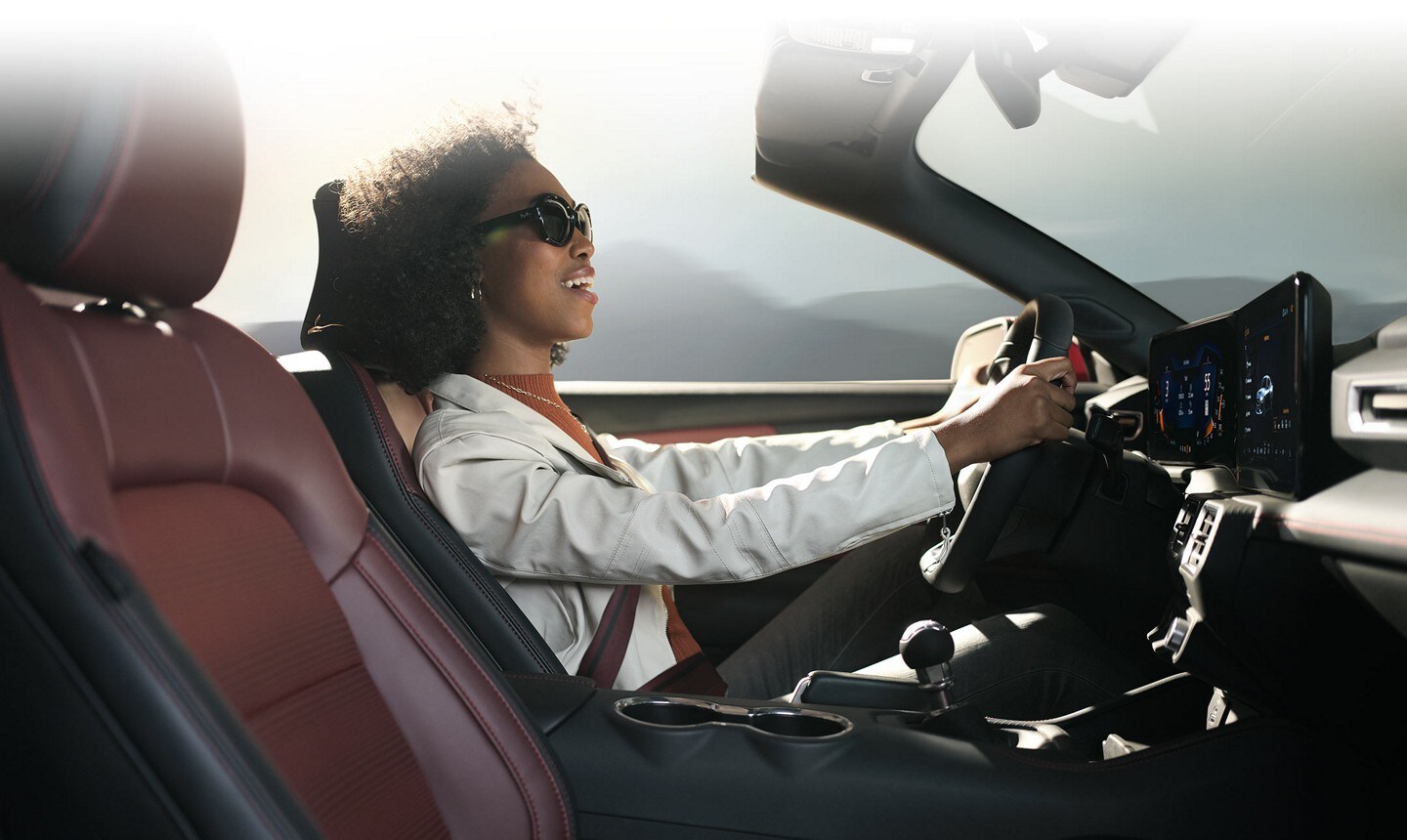 Persona sentada en el asiento del conductor de un Ford Mustang® 2024 convertible