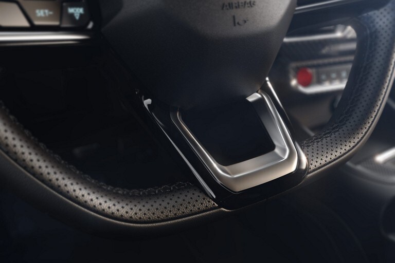 Interior del modelo Ford Mustang® 2024 donde se muestra el volante con base plana