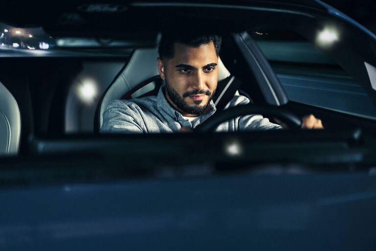 Persona sentada en el asiento del conductor de un Ford Mustang® 2024 cupé estacionado