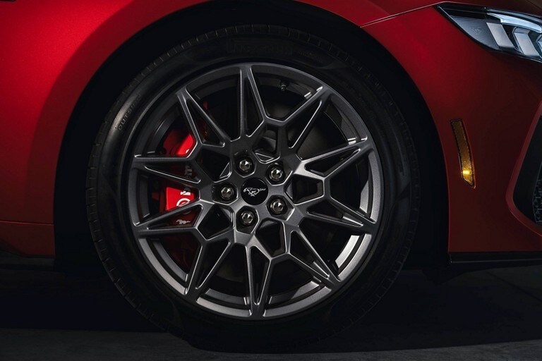 Ford Mustang® 2024 con un primer plano de una rueda y una mordaza de freno