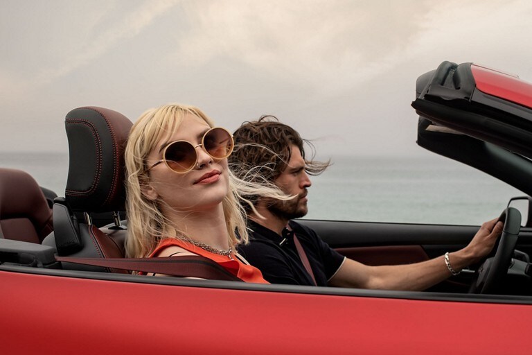 Dos personas en un Ford Mustang® 2024 convertible