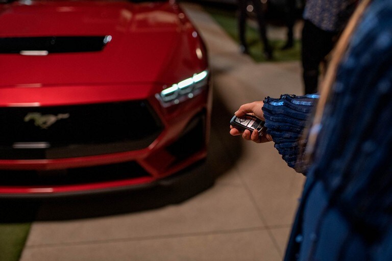 Persona usando la característica de aceleración con control remoto en un modelo Ford Mustang® 2024