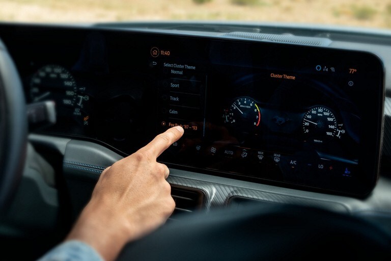 Persona usando la pantalla táctil de un modelo Ford Mustang® 2024