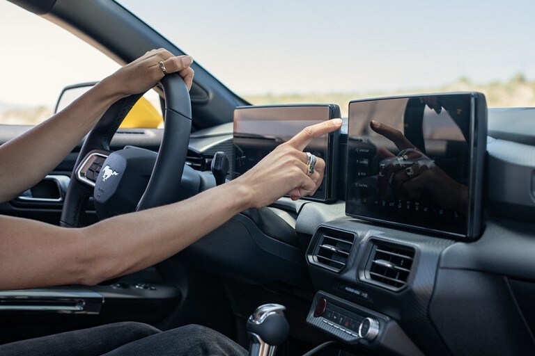 Persona conduciendo un modelo Ford Mustang® 2024 con vista del interior