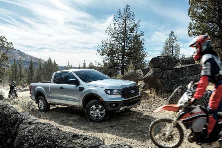 Se muestra una Ford Ranger 2023 en Iconic Silver con el Paquete de Apariencia STX disponible