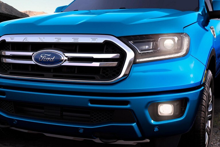 Se muestra la Ford Ranger 2023 en Velocity Blue con faros delanteros LED disponibles