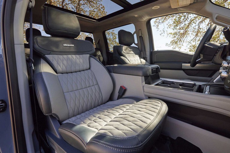 Asientos en cuero de dos Tonos en Limited Admiral Blue y Light Slate en el modelo Ford Super Duty® Limited 2023