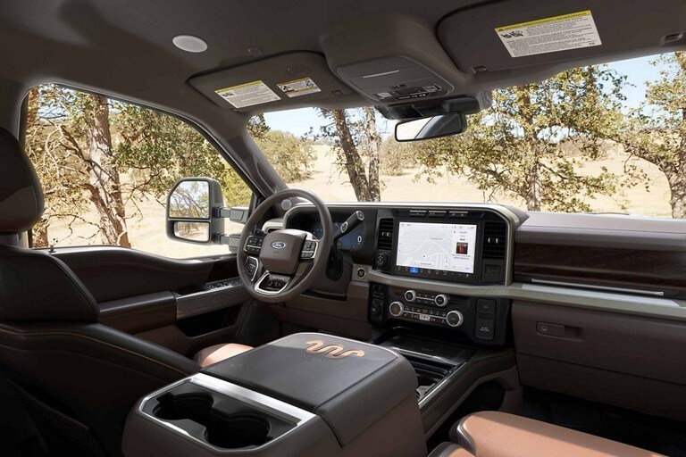 Interior delantero de una camioneta Ford Super Duty® King Ranch® 2023 con asientos de cuero color Baja