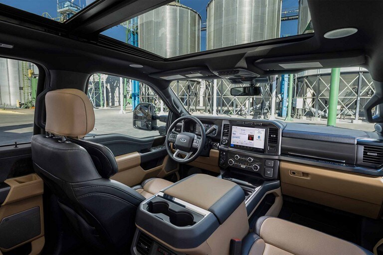 Interior de una camioneta Ford Super Duty® F-350® LARIAT® 2024