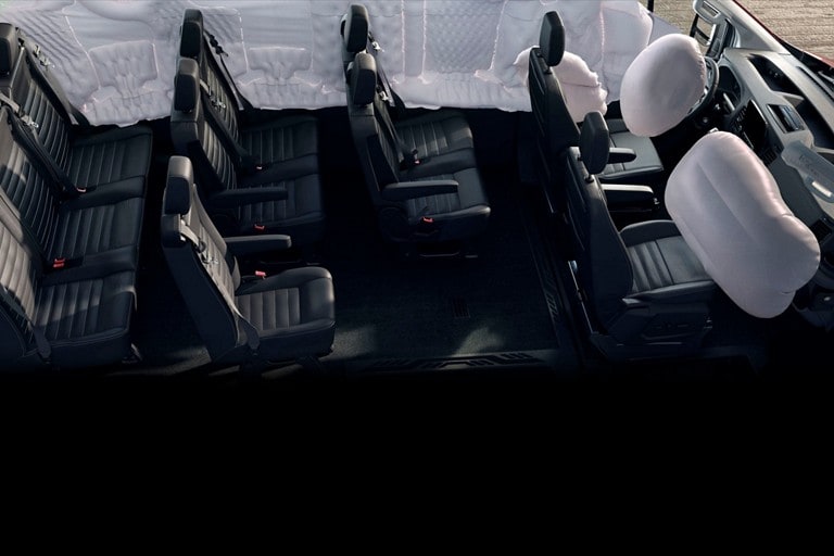 Interior de una Ford Transit® 2023 con las bolsas de aire desplegadas