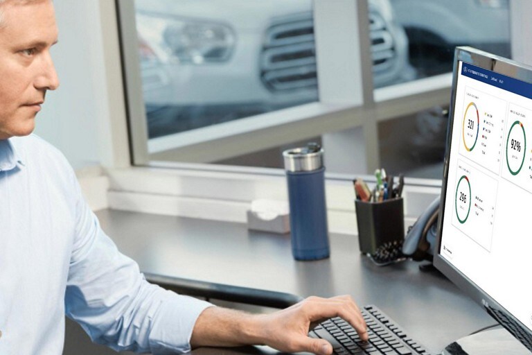 Un hombre viendo información de Ford Telematics™ en una computadora de escritorio