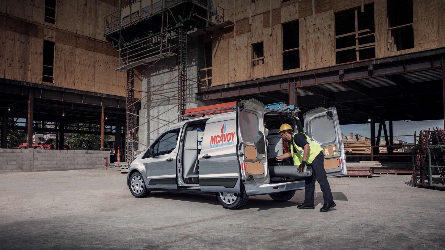 La Ford Transit Connect Cargo Van 2023 construida con fuerza Ford® en Silver en un sitio de trabajo