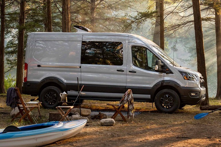 Una Ford Transit Trail™ Van 2023 estacionada en el bosque