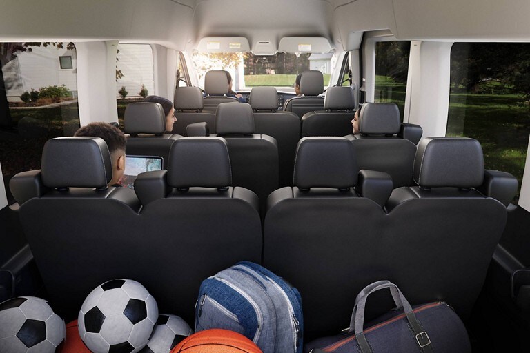 Niños usando dispositivos con Wi-Fi en una van Ford Transit® 2023