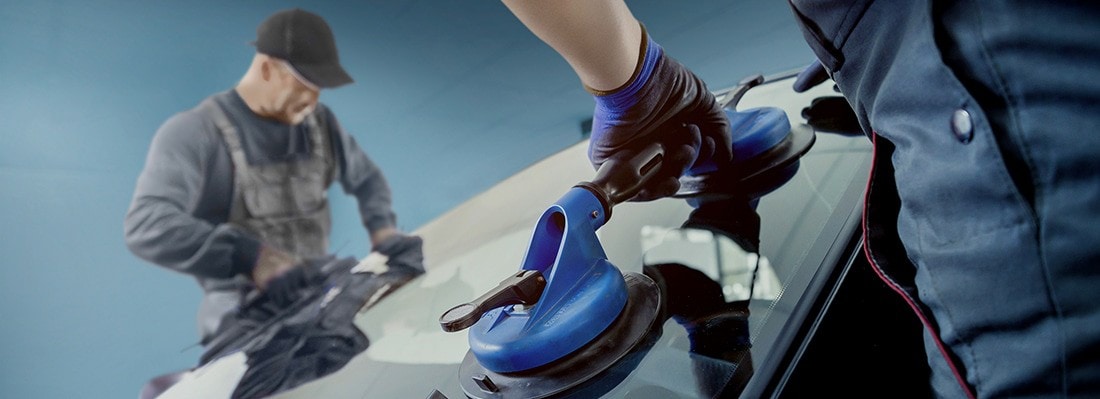 Un camion Ford F-150 2024 en noir agate tirant un camping-car Airstream