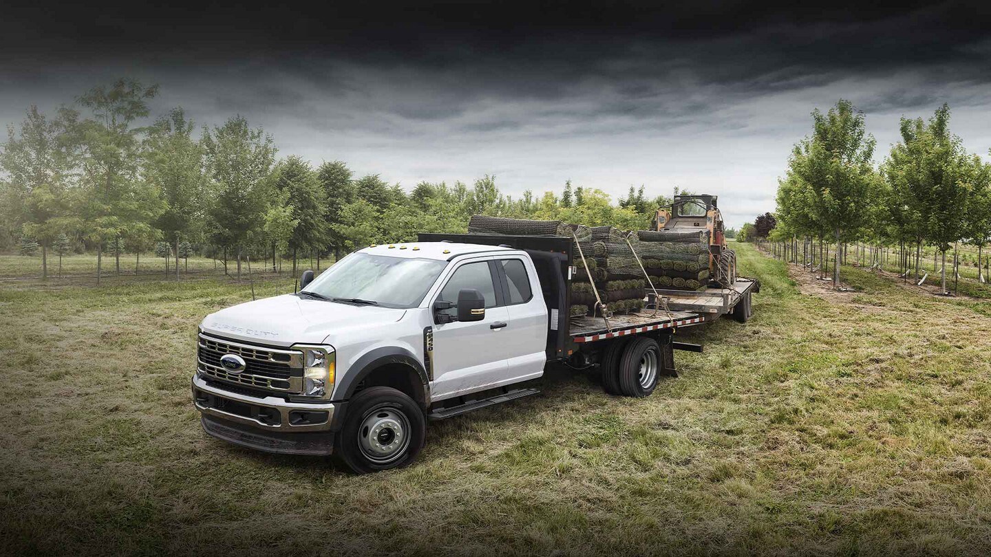 2025 Ford Super Duty® Chassis Cab in Oxford White hauling a load