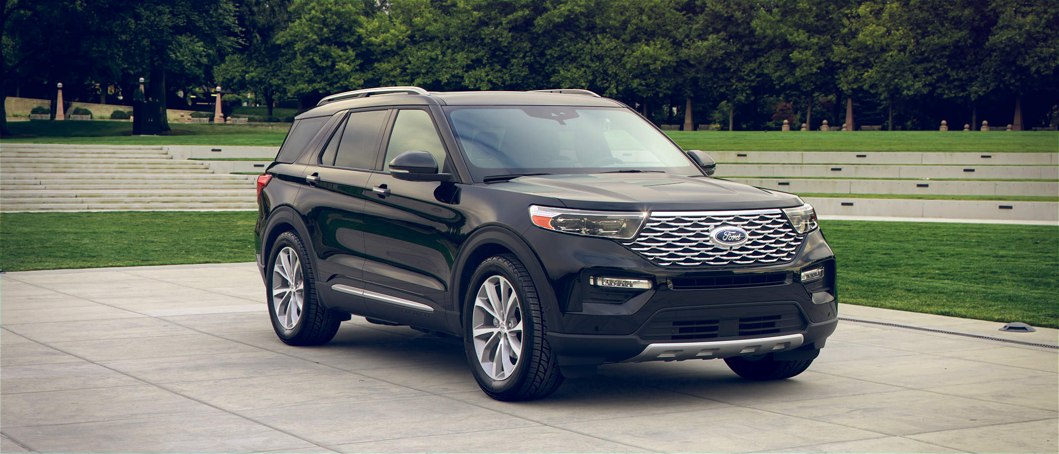Spin to rotate 2023 Ford Explorer® Platinum model in Agate Black parked in a city