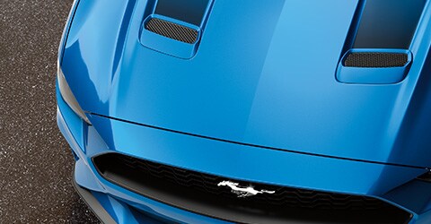 Primer plano de arriba de un Ford Mustang EcoBoost 2020 en Velocity Blue