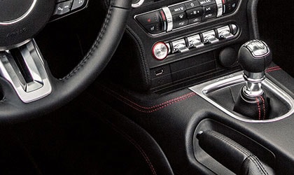 Interior de un Ford Mustang G T Premium 2020 visto desde arriba