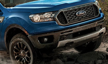 Una Ford Ranger 2020 en Lightning Blue andando por las rocas cerca de montañas