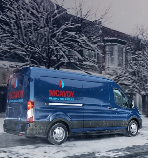 Una Ford Transit Cargo Van 2020 en Blue Jeans con marca personalizada andando en una calle nevada durante una tormenta