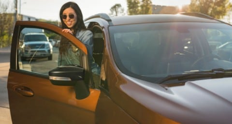 Pasajera bajándose de una Ford EcoSport 2020 color Canyon Ridge que se encuentra estacionada 