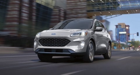  Ford Escape 2021 circulando por una calle de ciudad,