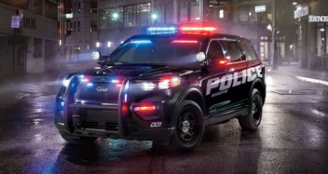 Una Ford Police Interceptor 2020 estacionada en el medio de una calle urbana de noche