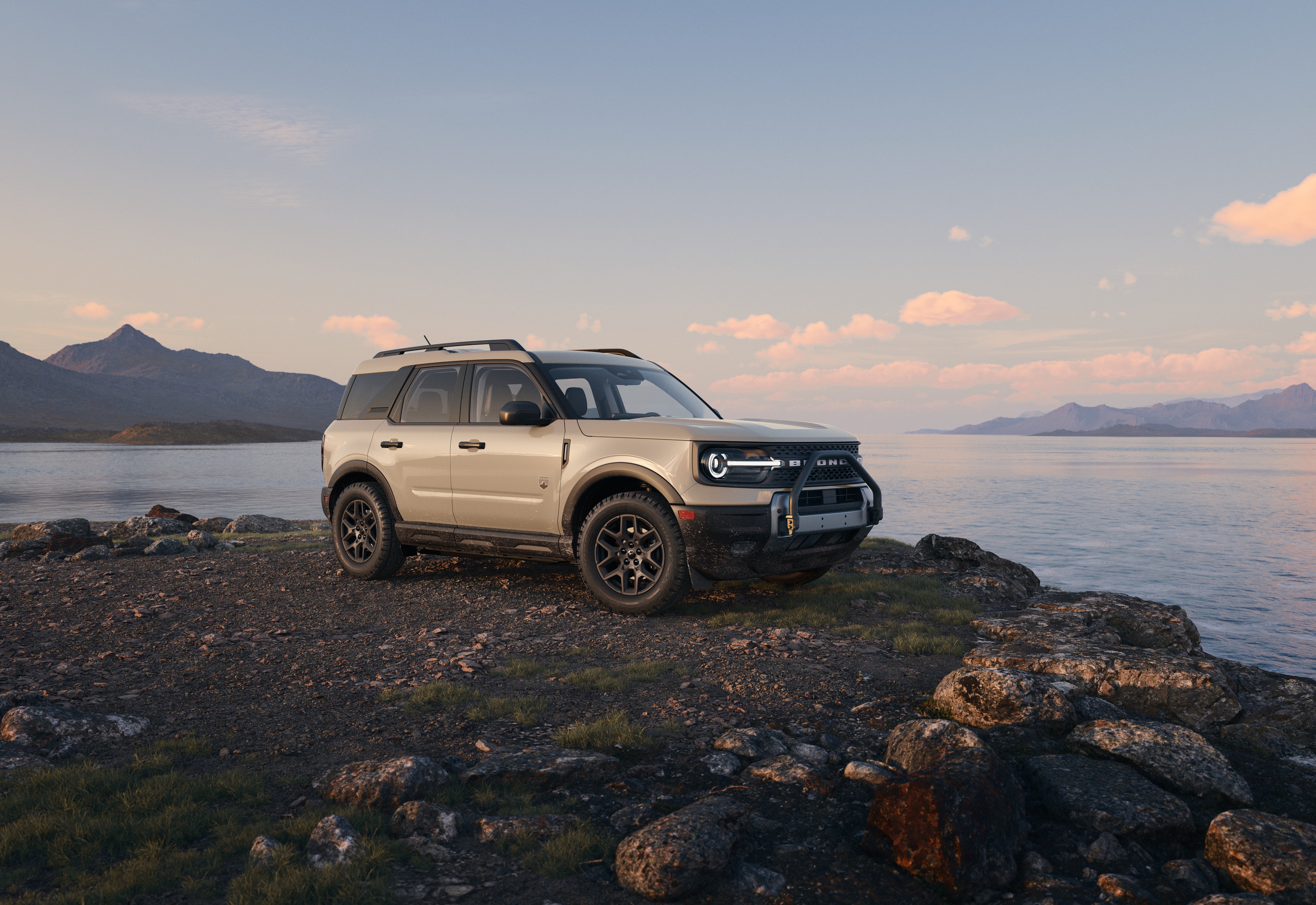 Un Ford Bronco Sport stationné au bord d’un lac.